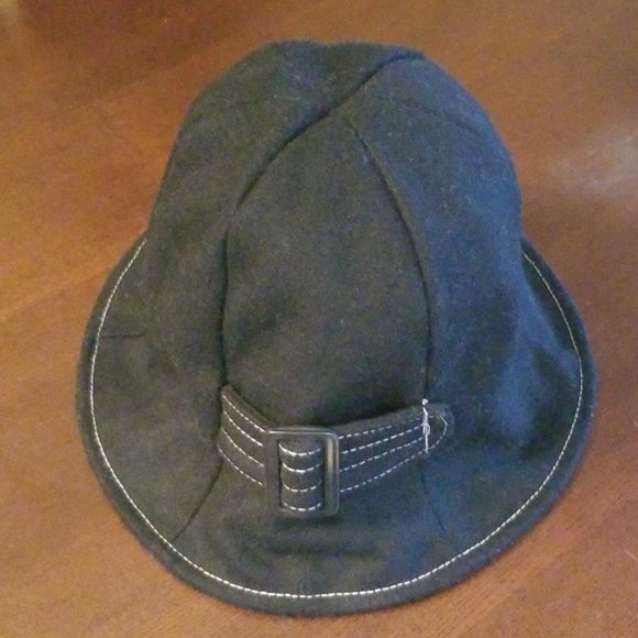 Accessories - Black buckle cloche hat